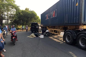 Một tài xế chết thảm dưới bánh container ở Bình Dương