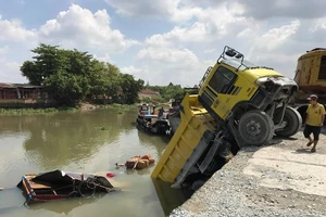 Tai nạn giữa xe ben và ghe bán tạp hóa dưới sông