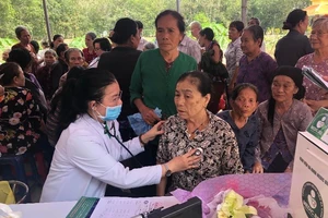 Hàng trăm người dân được khám bệnh miễn phí tại Bình Dương