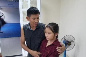 2 cha con trú mưa trong ống cống thoát chết trong gang tấc