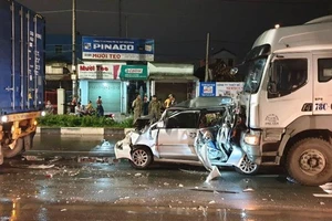 Va chạm xe phía trước, ô tô bị container chạy sau lùa bẹp dúm