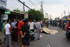 Vợ khóc ngất bên thi thể chồng bị xe tông ở Bình Dương