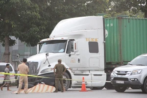 Bình Dương: Người đàn ông chết thảm khi va chạm với container