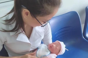 Thương tâm: Bé trai sơ sinh gào khóc trong bụi hoa giấy