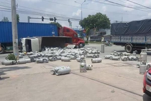 Lật xe tại Bình Dương, hàng chục bình gas rơi xuống đường