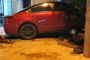 Bình Dương: Ô tô 'điên' kéo lê hai cha con