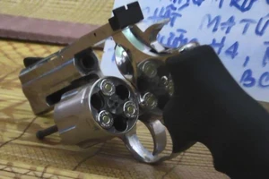 Súng, đạn và ma túy trong căn nhà không số ở Bình Dương