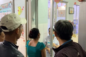 Thương tâm: Bé gái còn nguyên dây rốn thoi thóp bên đường