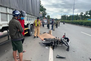 Bình Dương: Hai nam thanh niên đâm vào đuôi xe tải tử vong