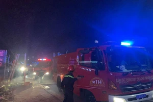 Cháy cạnh trạm xăng ở Bình Dương, nhiều người hoảng loạn