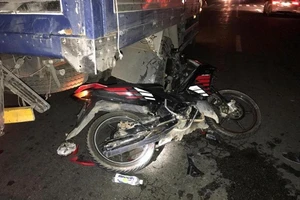 Tông vào xe tải dừng đèn đỏ, nam thanh niên tử vong