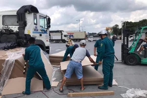 Hàng trăm tấm ván ép rơi xuống đường, nhiều người hốt hoảng