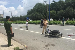 1 phụ nữ chết thảm sau va chạm với 2 xe tải ở Bình Dương