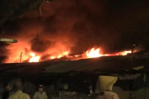 Cháy chợ Bình Long nghi do đốt vàng mã