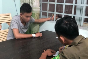 Bình Dương: Hai người phá nóc xe tù bỏ trốn khi dừng đèn đỏ 