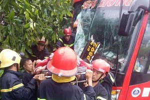 Tai nạn xe khách tại Bình Dương, hàng chục người kêu cứu