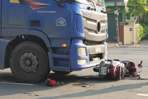 Va chạm với container, 2 người thương vong ở Bình Dương