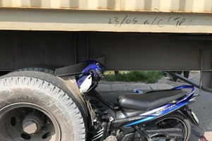Nam thanh niên tông vào đuôi container chết thảm