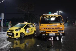 Ô tô cứu hộ đang dừng vì tai nạn thì taxi tông vào