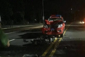  2 thanh niên nguy kịch khi tông xe PCCC ở Bình Dương