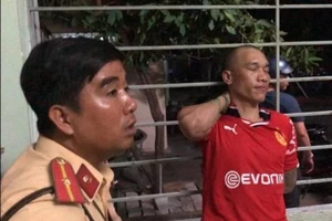 Cảnh sát giao thông rượt tên cướp taxi 7 km thì tóm gọn