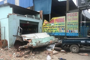 2 công nhân bị thương nặng do tường đổ sập