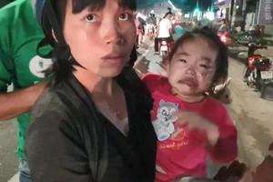 Người dân Bình Dương ngã 'sấp mặt' vì nhớt đổ trên đường