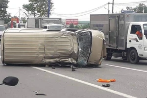 Giải cứu tài xế kẹt trong ô tô bẹp dúm đầu ở Bình Dương