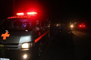 Trèo qua dải phân cách, bị xe máy tông tử vong