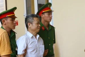 Đang xét xử cựu bí thư thị xã Bến Cát Nguyễn Hồng Khanh ​