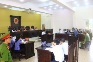 Cựu bí thư thị xã Bến Cát xin tòa được ngồi vì sức khỏe yếu