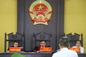 Hoãn xử vụ cựu bí thư thị xã Bến Cát Nguyễn Hồng Khanh