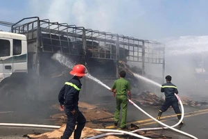 Xe tải chở giấy bốc cháy ngùn ngụt trên đường