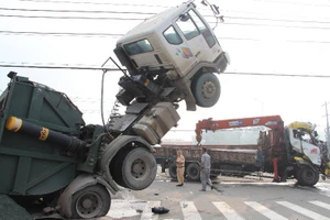 Lái và phụ xe ben mắc kẹt trong cabin chổng lên trời 