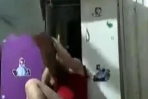 Chồng đánh vợ dã man, quay clip tung lên mạng xã hội