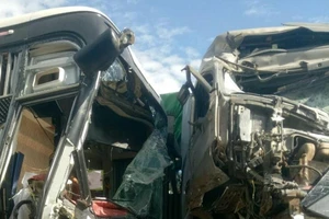 Container và xe khách tông trực diện, 4 người thương vong
