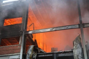 Bình Dương: Công ty bánh kẹo bốc cháy dữ dội