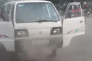 Xe chở học sinh ở Bình Dương bốc cháy