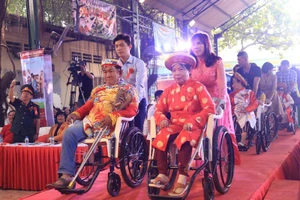 Người khuyết tật và công nhân được tổ chức đám cưới miễn phí
