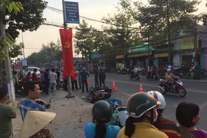 Bình Dương: Xe máy đấu đầu, thanh niên văng lên vỉa hè tử vong