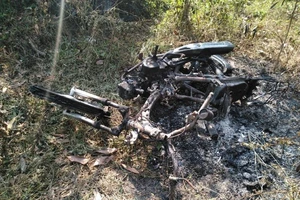 Người chuyên bắt cướp tại làng đại học bị truy sát, đốt xe