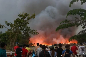 Bãi tập kết rác thải công nghiệp tại Bình Dương bị cháy trụi