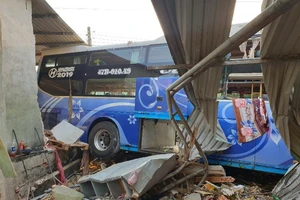 Ô tô tông nhau ở Bình Dương: 3 người chết, nhà dân bị sập