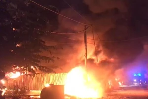 Vựa phế liệu ở Bình Dương bốc cháy dữ dội