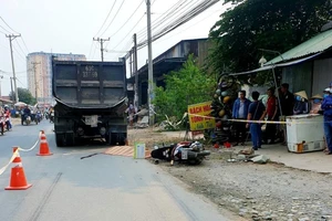 Bình Dương: Người đàn ông bị cuốn vào gầm xe ben