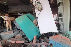 Xe 'điên' tông sập nhà, húc văng 1 người dân