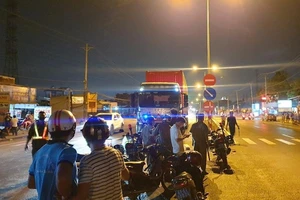 Xe máy chở 3 lao vào container, 3 người thương vong