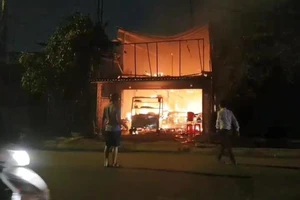 Quán cơm bị cháy, chủ quán đứng nhìn trong tuyệt vọng