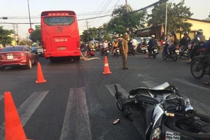 Người phụ nữ tử vong sau khi bị cuốn vào gầm xe khách 