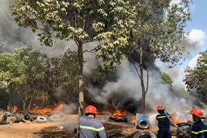 Cháy kho chứa lốp ô tô, khói cuộn cao hàng chục mét
